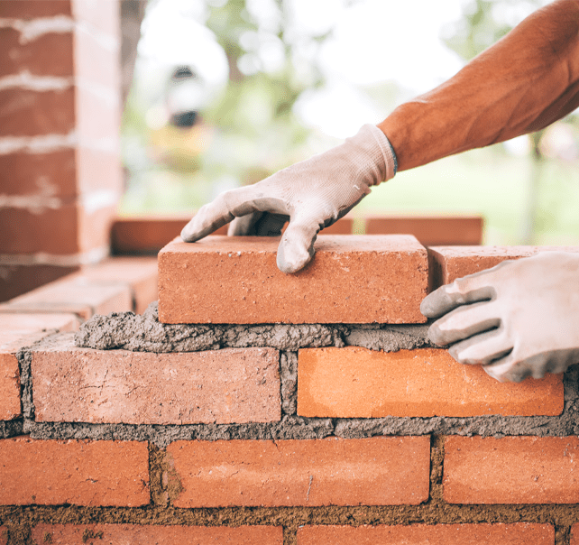 obrero-construyendo-un-muro